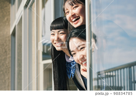 窓から顔を出す女子高生 窓から顔を出す女子高生 98834785