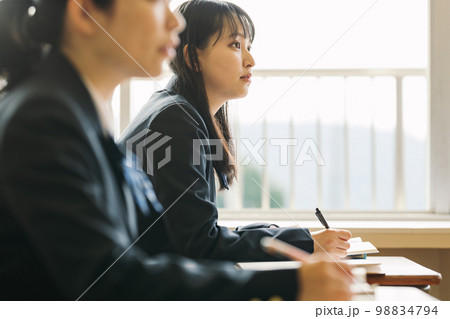 学校で授業を受ける女子高生 学校で授業を受ける女子高生 98834794