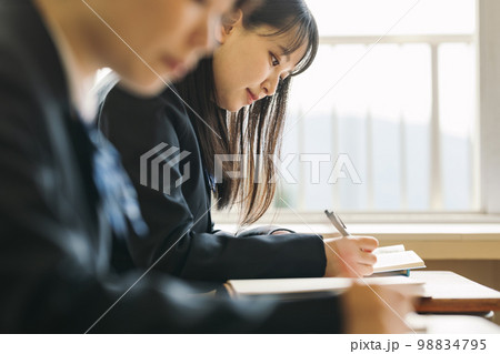学校で授業を受ける女子高生 学校で授業を受ける女子高生 98834795