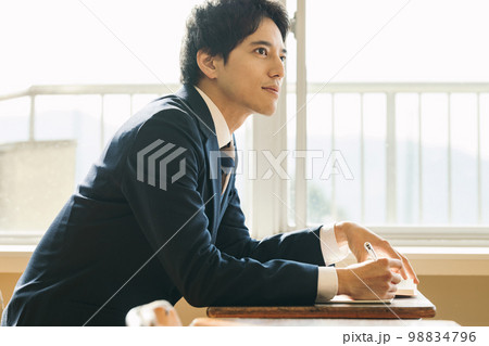 学校で授業を受ける男子高校生 98834796