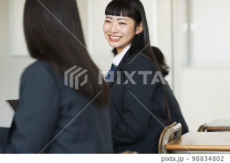 クラスメイトと話をする女子高生 98834802