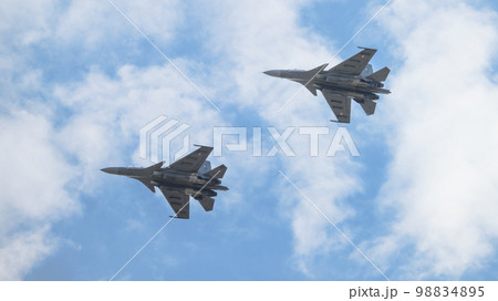 インド空軍スホーイSu-30MKI編隊 98834895