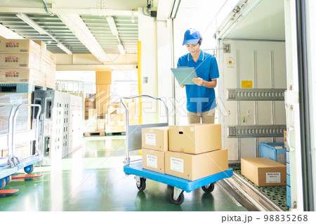 倉庫で働くトラックドライバーの男性 倉庫で働くトラックドライバーの男性 98835268