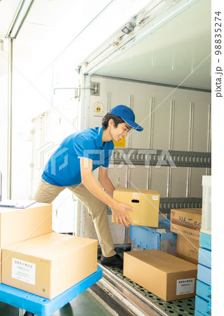 倉庫で働くトラックドライバーの男性 倉庫で働くトラックドライバーの男性 98835274