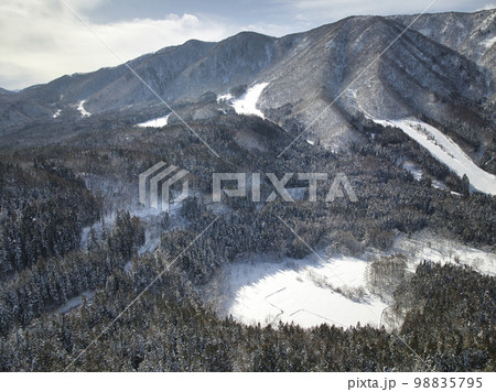佐野坂峠からの親海湿原とさのさかスキー場の眺め　長野県白馬村　（ドローンによる空撮） 98835795