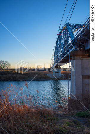 川越線　荒川橋りょう　冬景色　 98836337