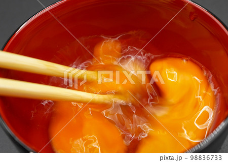 卵を溶く 98836733