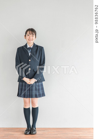 学校の教室にいる笑顔の高校生・中学生・女子高生（制服・学生服） 98836762