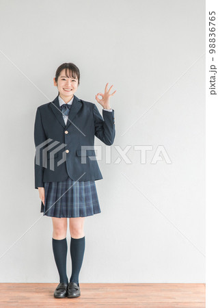 学校の教室にいる笑顔の高校生・中学生・女子高生(制服・学生服) 学校の教室にいる笑顔の高校生・中学生・女子高生(制服・学生服) 98836765