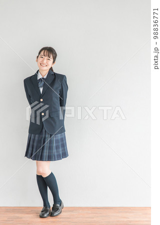 学校の教室にいる笑顔の高校生・中学生・女子高生（制服・学生服・アジア人）の写真素材 [98836771] - PIXTA