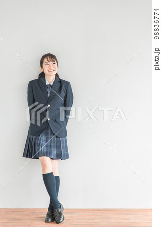 学校の教室にいる笑顔の高校生・中学生・女子高生(制服・学生服・アジア人) 学校の教室にいる笑顔の高校生・中学生・女子高生(制服・学生服・アジア人) 98836774