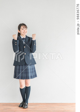 学校の教室でガッツポーズする笑顔の高校生・中学生・女子高生(制服・学生服・アジア人) 学校の教室でガッツポーズする笑顔の高校生・中学生・女子高生(制服・学生服・アジア人) 98836776