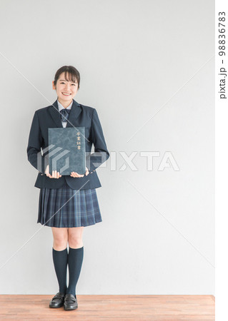 学校の教室で卒業証書・証書ファイルを持つ笑顔の高校生・中学生・女子高生(卒業式・制服・学生服) 学校の教室で卒業証書・証書ファイルを持つ笑顔の高校生・中学生・女子高生(卒業式・制服・学生服) 98836783