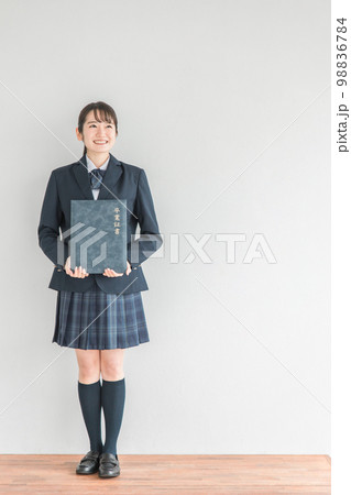 学校の教室で卒業証書・証書ファイルを持つ笑顔の高校生・中学生・女子高生(卒業式・制服・学生服) 学校の教室で卒業証書・証書ファイルを持つ笑顔の高校生・中学生・女子高生(卒業式・制服・学生服) 98836784