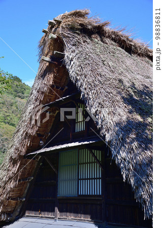 茅葺屋根の合掌造りの家 茅葺屋根の合掌造りの家 98836811