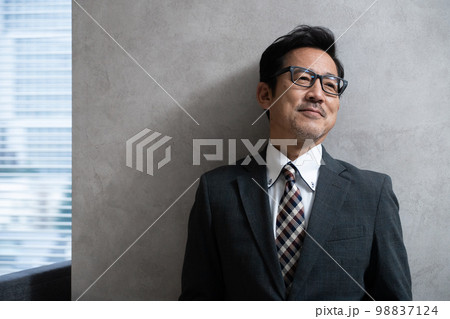 ミドル世代のビジネスマン 98837124