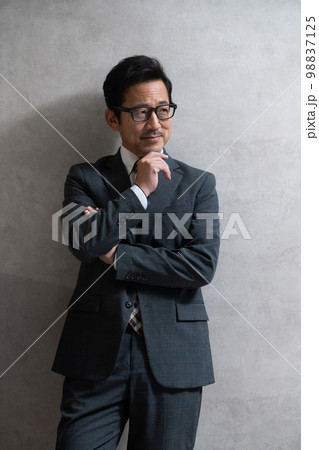 ミドル世代のビジネスマン 98837125