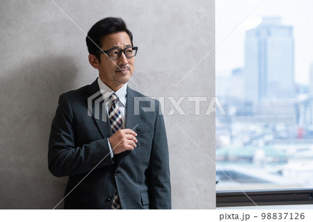 ミドル世代のビジネスマン ミドル世代のビジネスマン 98837126