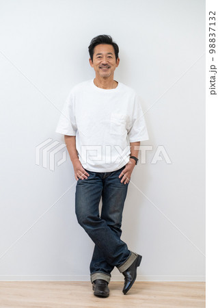 アラフィフ男性のシンプルなポートレート 98837132