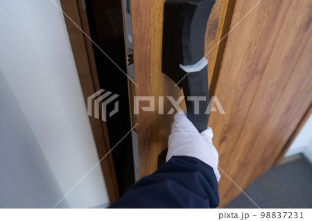 ドアを開ける手元のパーツカット ドアを開ける手元のパーツカット 98837231