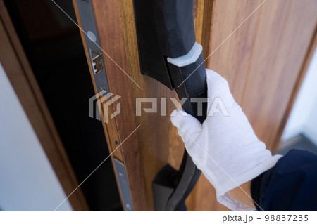 ドアを開ける手元のパーツカット ドアを開ける手元のパーツカット 98837235