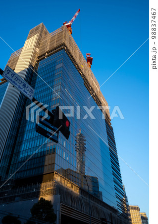 変貌を続ける横浜 すずかけ通り西交差点のビル建設風景 2023.01　b-1 98837467