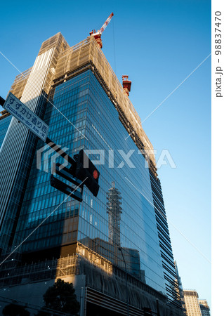 変貌を続ける横浜 すずかけ通り西交差点のビル建設風景 2023.01 c-4 クールカラー 変貌を続ける横浜 すずかけ通り西交差点のビル建設風景 2023.01 c-4 クールカラー 98837470