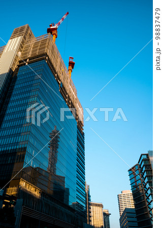 変貌を続ける横浜 すずかけ通り西交差点のビル建設風景 2023.01　c-3 ライトトーン 98837479