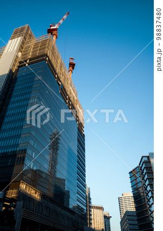 変貌を続ける横浜 すずかけ通り西交差点のビル建設風景 2023.01　c-4 クールカラー 98837480