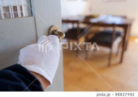 扉を開ける手元のパーツカット 扉を開ける手元のパーツカット 98837492