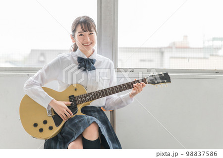 学校の教室で楽器・ギターの演奏をする軽音部・吹奏楽部の高校生・中学生・女子高生(制服・バンド) 学校の教室で楽器・ギターの演奏をする軽音部・吹奏楽部の高校生・中学生・女子高生(制服・バンド) 98837586