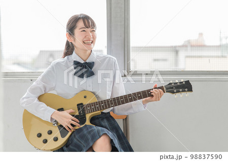 学校の教室で楽器・ギターの演奏をする軽音部・吹奏楽部の高校生・中学生・女子高生(制服・バンド) 学校の教室で楽器・ギターの演奏をする軽音部・吹奏楽部の高校生・中学生・女子高生(制服・バンド) 98837590