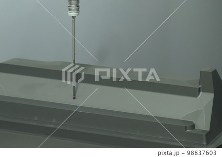 The  CMM machine measuring the graphite electrode parts . 98837603