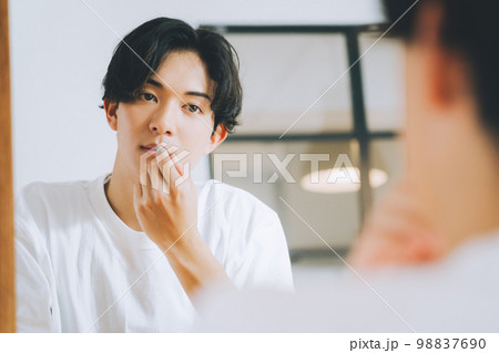 メイクをする男性 98837690