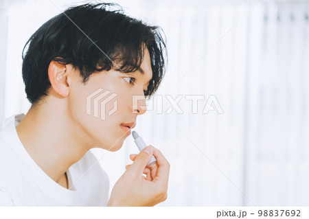 リップを塗る男性の写真素材 [98837692] - PIXTA