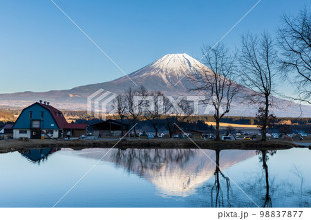「静岡県」ふもとっぱらキャンプ場の池と富士山 98837877