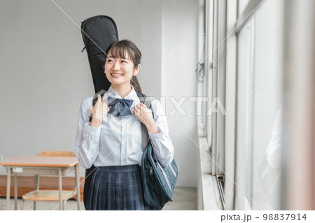 学校の教室で楽器・ギターを持った軽音部・吹奏楽部の高校生・中学生・女子高生(制服・バンド) 学校の教室で楽器・ギターを持った軽音部・吹奏楽部の高校生・中学生・女子高生(制服・バンド) 98837914