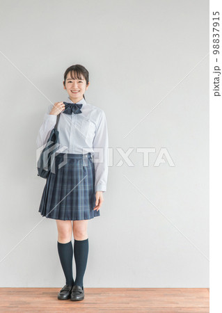 学校の教室にいる笑顔の高校生・中学生・女子高生（制服・学生服） 98837915
