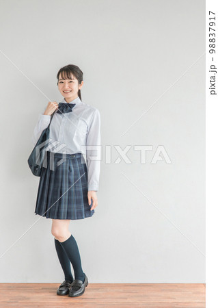 学校の教室にいる笑顔の高校生・中学生・女子高生（制服・学生服） 98837917