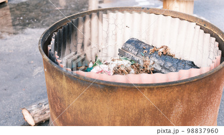錆びたドラム缶の中でゴミや木を燃やす風景 錆びたドラム缶の中でゴミや木を燃やす風景 98837960