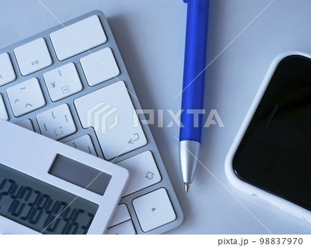 パソコン、スマホのビジネスイメージ  98837970