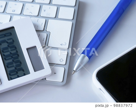 パソコン、スマホのビジネスイメージ   98837972