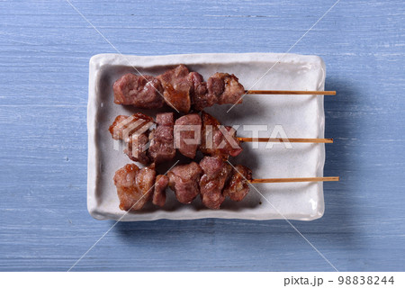 真上から見た豚カシラの串焼き 98838244