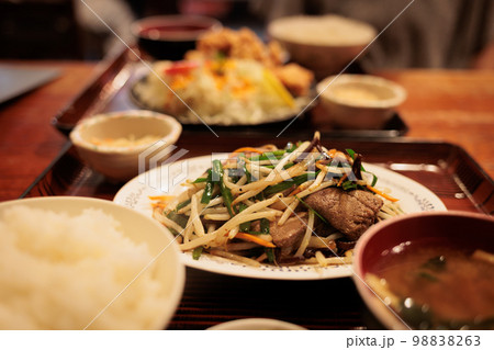 ホルモン焼き屋さんのレバニラ炒め定食 98838263