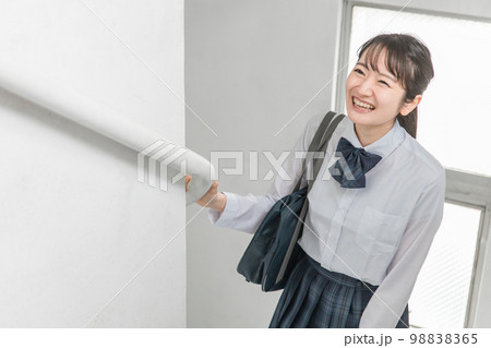 学校の校舎内・廊下・階段を歩く笑顔の高校生・中学生・女子高生（制服・学生服） 98838365