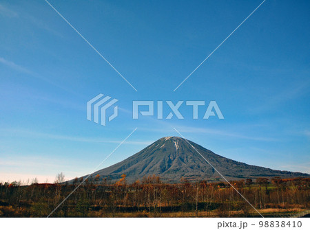 秋の風景 紅葉樹林の後方に真っ青な空にそびえ立つエゾ富士 秋の風景 紅葉樹林の後方に真っ青な空にそびえ立つエゾ富士 98838410