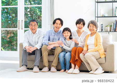 家族　三世代　親子　子供　ファミリー　ライフスタイル　リビング 98838422