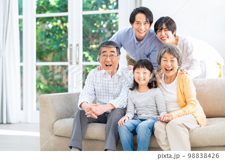家族　三世代　親子　子供　ファミリー　ライフスタイル　リビング 98838426