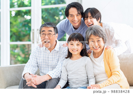 家族　三世代　親子　子供　ファミリー　ライフスタイル　リビング 98838428