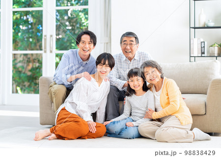 家族 三世代 親子 子供 ファミリー ライフスタイル リビング 家族 三世代 親子 子供 ファミリー ライフスタイル リビング 98838429